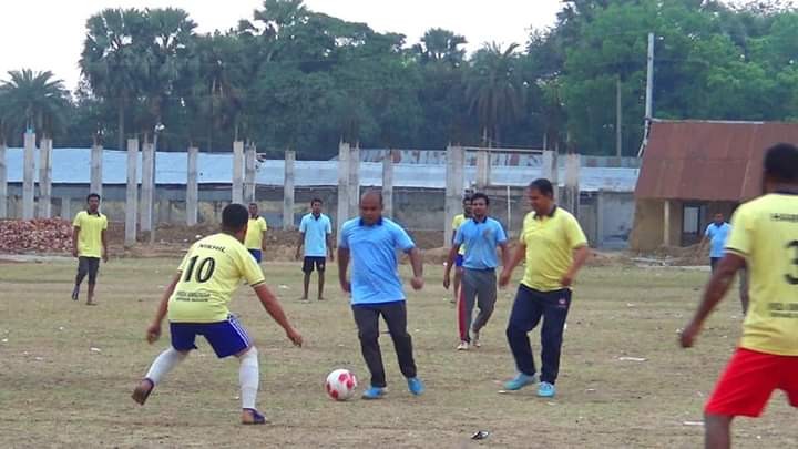 নওগাঁর সাপাহারে মহান স্বাধীনতা ও জাতীয় দিবস উপলক্ষে  প্রীতি ফুটবল প্রতিযোগিতা অনুষ্ঠিত